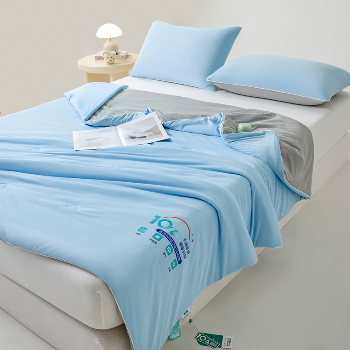 91家纺网 家纺一手货源 找家纺 梵克保罗 2025新款10A抗菌凉感丝夏被 天蓝云灰