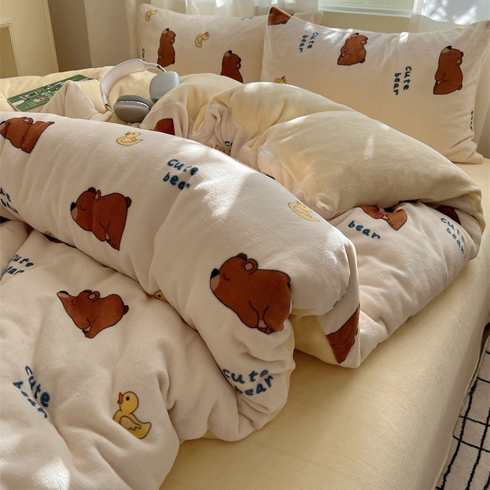 91家纺网 家纺一手货源 找家纺 红嘴企鹅 2025新款精致印花牛奶绒四件套 爬爬熊