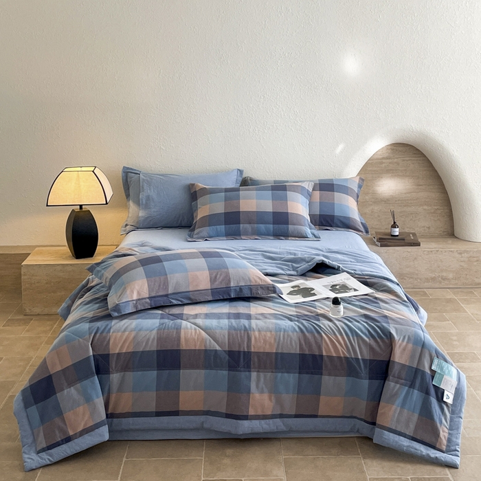 91家纺网 家纺一手货源 找家纺 梵克保罗 2025春夏新款10A抗菌无印风水洗棉夏被四件套 炫彩蓝格