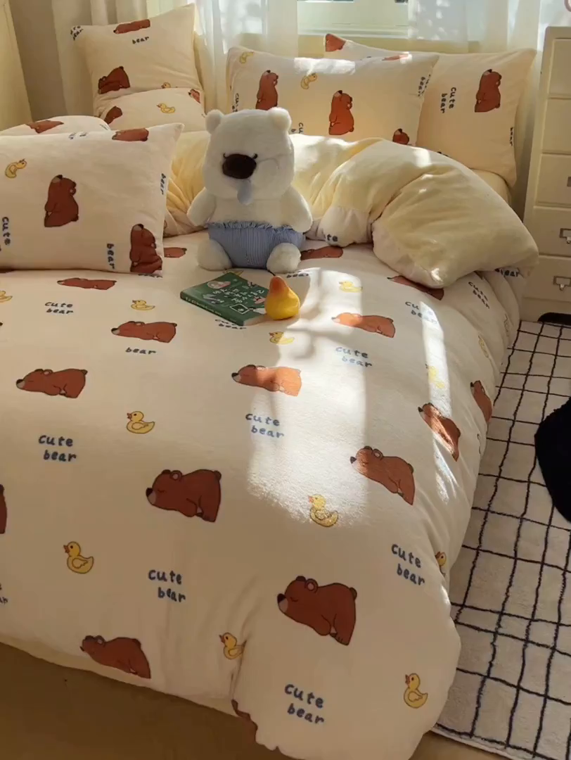 91家纺网 家纺一手货源 找家纺 红嘴企鹅 2025新款精致印花牛奶绒四件套 爬爬熊