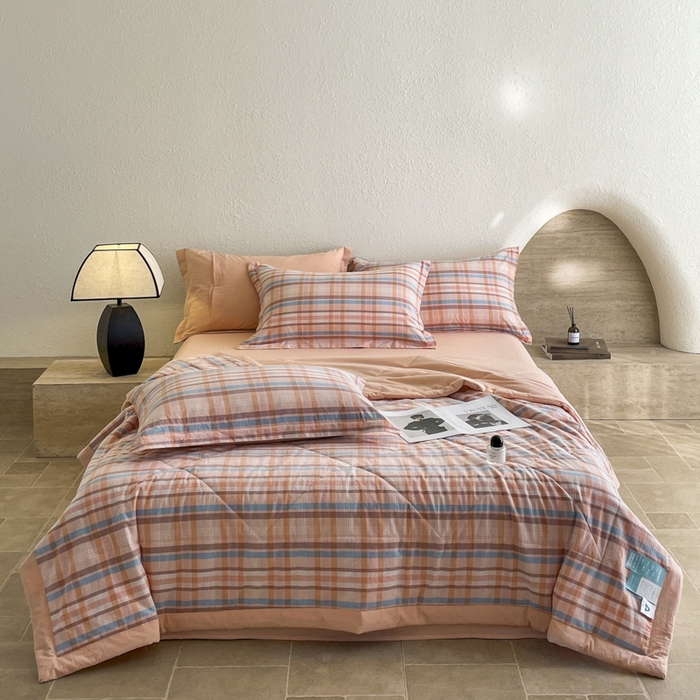 91家纺网 家纺一手货源 找家纺 梵克保罗 2025春夏新款10A抗菌无印风水洗棉夏被四件套 英伦粉