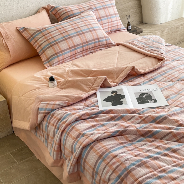 91家纺网 家纺一手货源 找家纺 梵克保罗 2025春夏新款10A抗菌无印风水洗棉夏被四件套 英伦粉