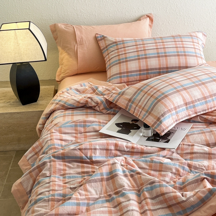 91家纺网 家纺一手货源 找家纺 梵克保罗 2025春夏新款10A抗菌无印风水洗棉夏被四件套 英伦粉