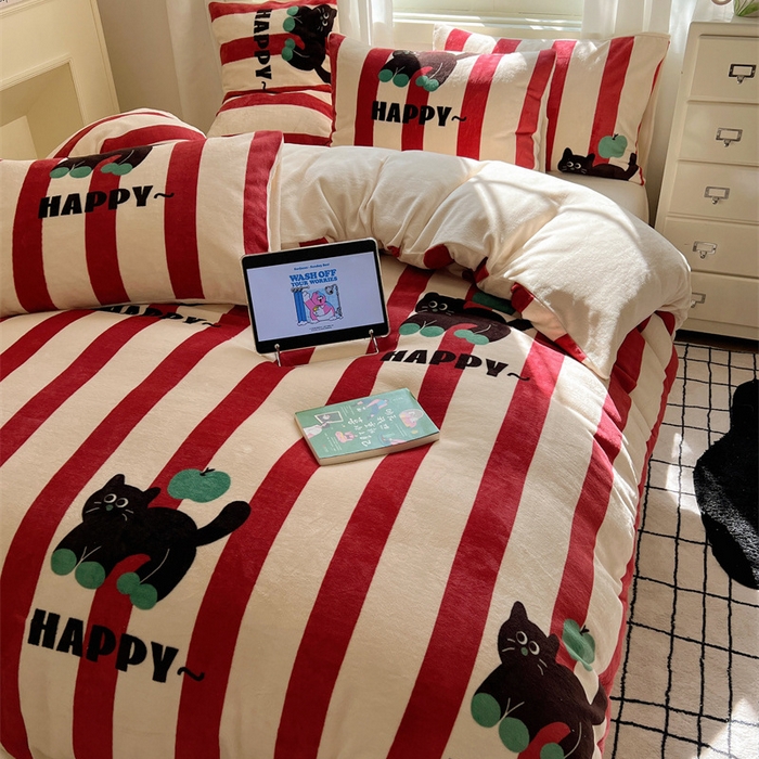 91家纺网 家纺一手货源 找家纺 红嘴企鹅 2025新款精致印花牛奶绒四件套 平安猫