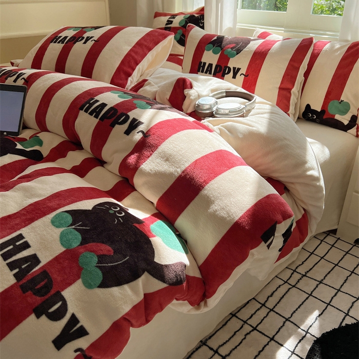 91家纺网 家纺一手货源 找家纺 红嘴企鹅 2025新款精致印花牛奶绒四件套 平安猫