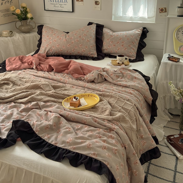 91家纺网 家纺一手货源 找家纺 梵克保罗 2025新款法式赫本风夏被 古韵花颜-豆沙