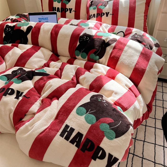 91家纺网 家纺一手货源 找家纺 红嘴企鹅 2025新款精致印花牛奶绒四件套 平安猫