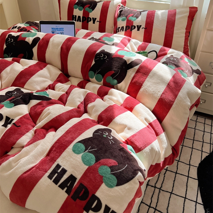 91家纺网 家纺一手货源 找家纺 红嘴企鹅 2025新款精致印花牛奶绒四件套 平安猫