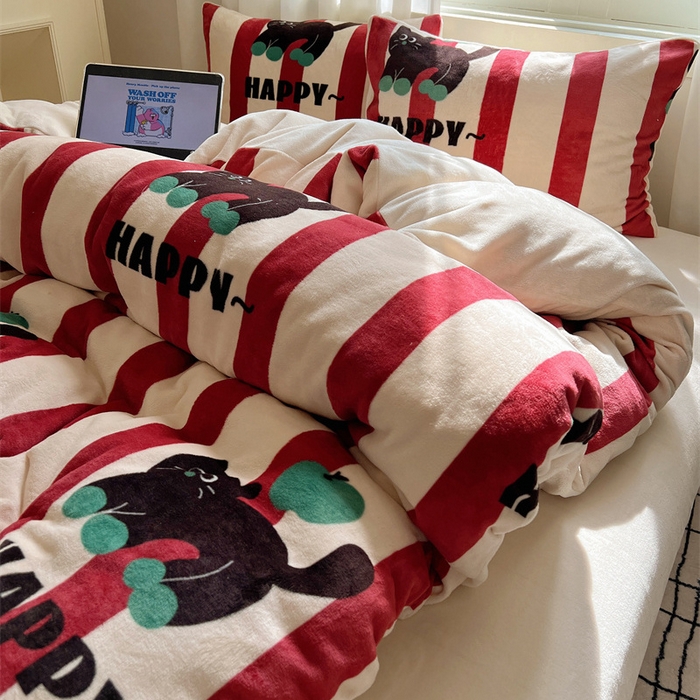 91家纺网 家纺一手货源 找家纺 红嘴企鹅 2025新款精致印花牛奶绒四件套 平安猫