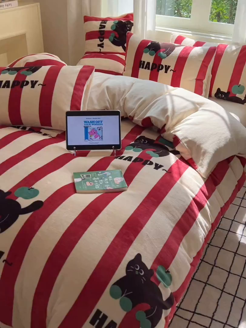 91家纺网 家纺一手货源 找家纺 红嘴企鹅 2025新款精致印花牛奶绒四件套 平安猫