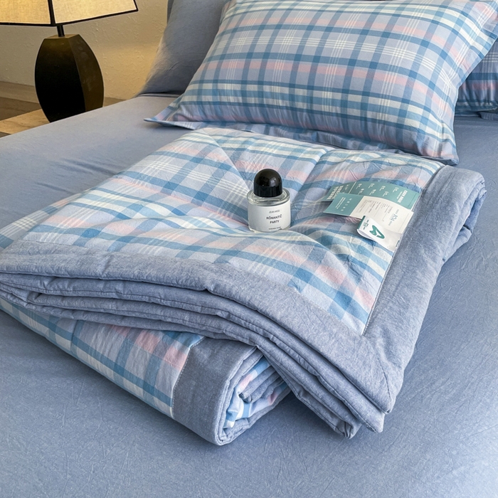 91家纺网 家纺一手货源 找家纺 梵克保罗 2025春夏新款10A抗菌无印风水洗棉夏被四件套 英伦蓝