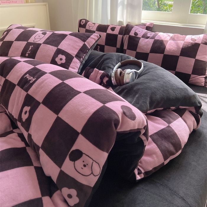 91家纺网 家纺一手货源 找家纺 红嘴企鹅 2025新款精致印花牛奶绒四件套 棋盘格小狗