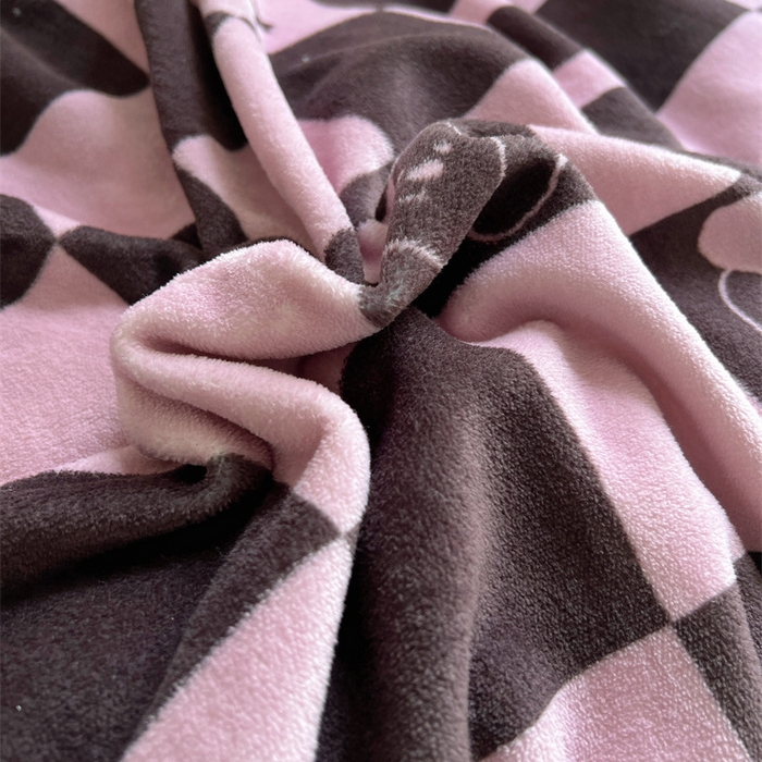 91家纺网 家纺一手货源 找家纺 红嘴企鹅 2025新款精致印花牛奶绒四件套 棋盘格小狗