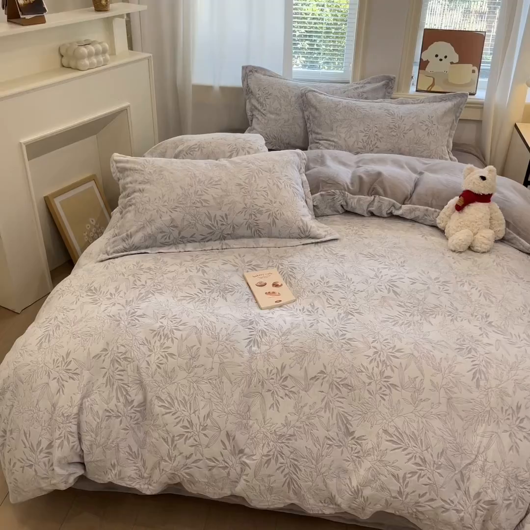 91家纺网 家纺一手货源 找家纺 慕尚家纺 2025新款双色立体雕花牛奶绒四件套 罗文灰