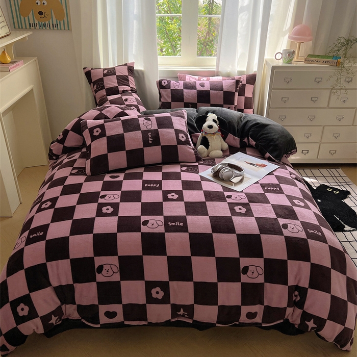 91家纺网 家纺一手货源 找家纺 红嘴企鹅 2025新款精致印花牛奶绒四件套 棋盘格小狗