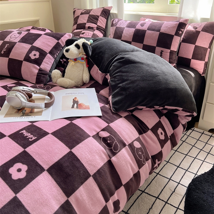 91家纺网 家纺一手货源 找家纺 红嘴企鹅 2025新款精致印花牛奶绒四件套 棋盘格小狗