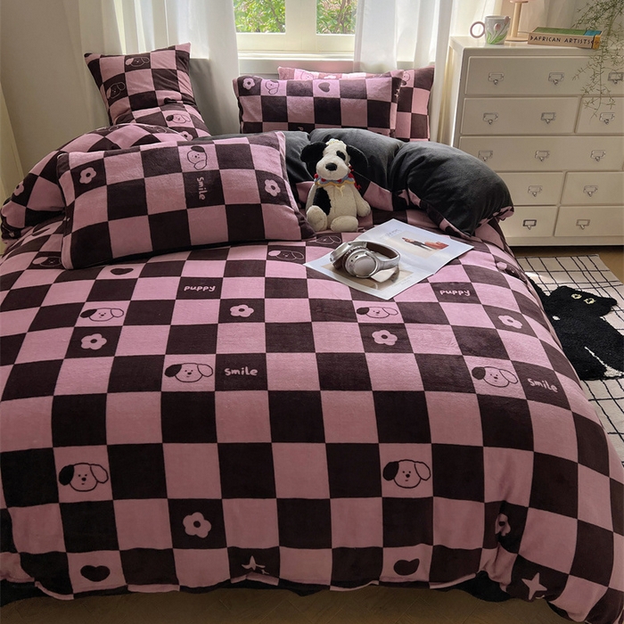 91家纺网 家纺一手货源 找家纺 红嘴企鹅 2025新款精致印花牛奶绒四件套 棋盘格小狗