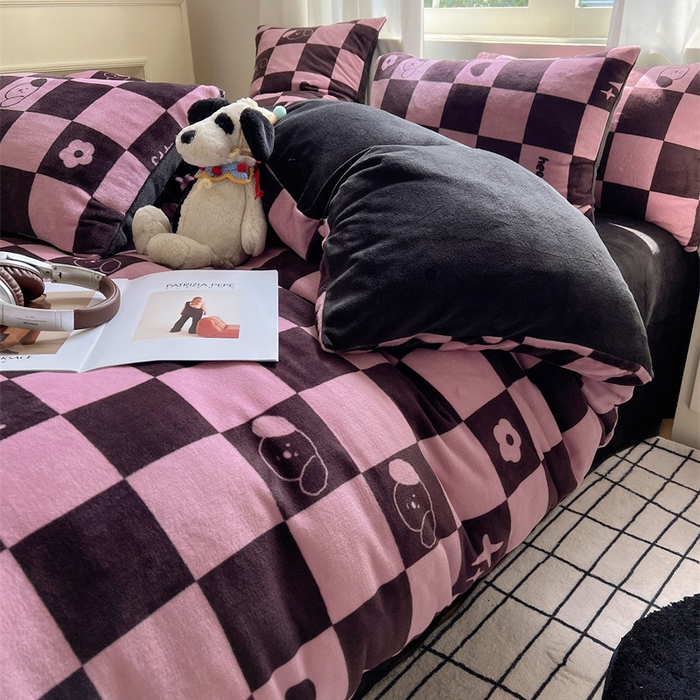 91家纺网 家纺一手货源 找家纺 红嘴企鹅 2025新款精致印花牛奶绒四件套 棋盘格小狗