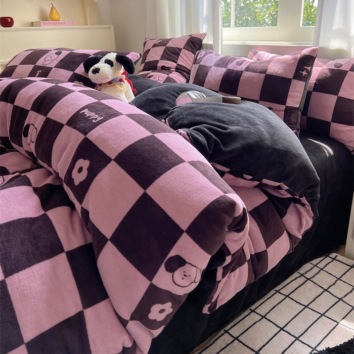 91家纺网 家纺一手货源 找家纺 红嘴企鹅 2025新款精致印花牛奶绒四件套 棋盘格小狗