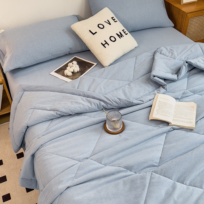 91家纺网 家纺一手货源 找家纺 梵克保罗 2025春夏新款10A抗菌无印风水洗棉夏被四件套 优雅蓝