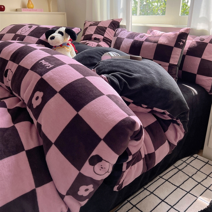 91家纺网 家纺一手货源 找家纺 红嘴企鹅 2025新款精致印花牛奶绒四件套 棋盘格小狗