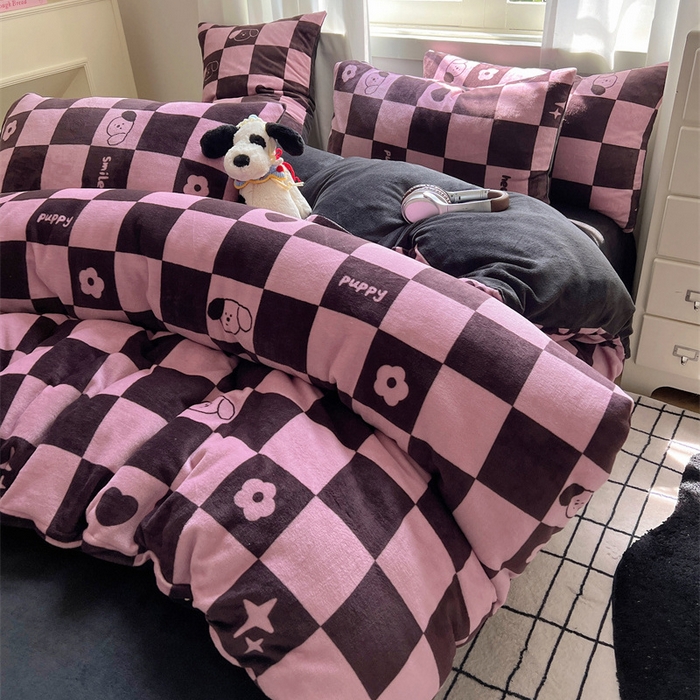 91家纺网 家纺一手货源 找家纺 红嘴企鹅 2025新款精致印花牛奶绒四件套 棋盘格小狗