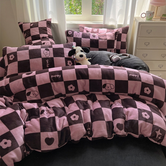 91家纺网 家纺一手货源 找家纺 红嘴企鹅 2025新款精致印花牛奶绒四件套 棋盘格小狗