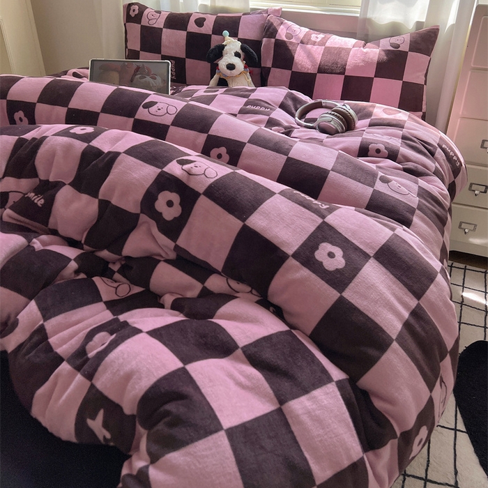 91家纺网 家纺一手货源 找家纺 红嘴企鹅 2025新款精致印花牛奶绒四件套 棋盘格小狗