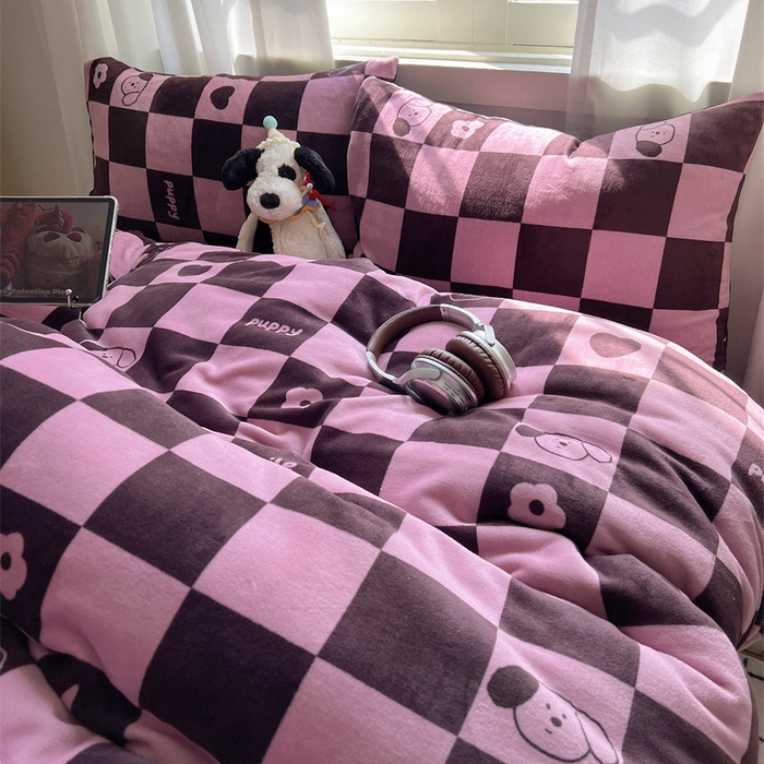 91家纺网 家纺一手货源 找家纺 红嘴企鹅 2025新款精致印花牛奶绒四件套 棋盘格小狗