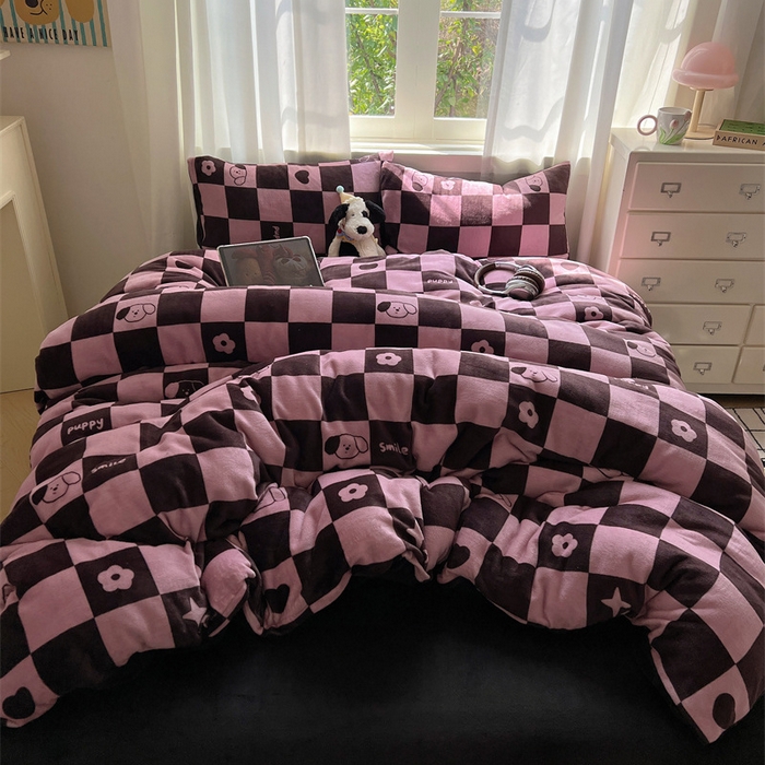 91家纺网 家纺一手货源 找家纺 红嘴企鹅 2025新款精致印花牛奶绒四件套 棋盘格小狗