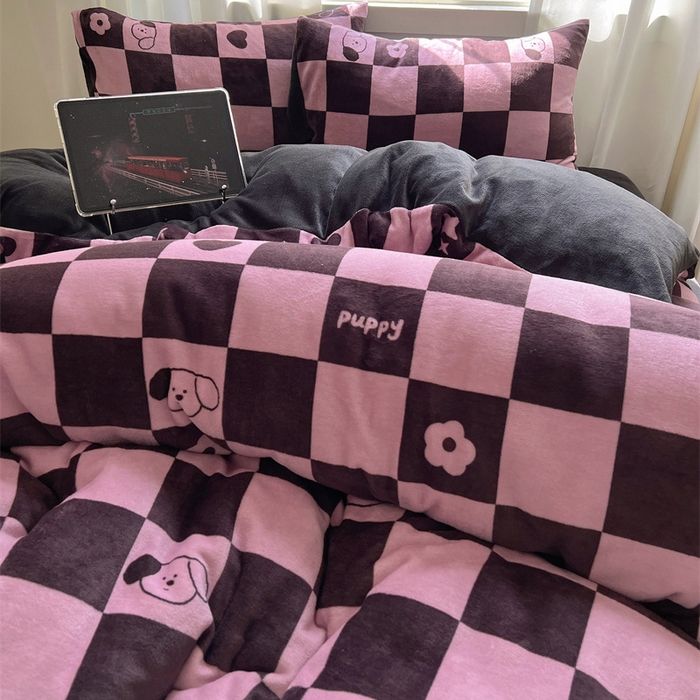 91家纺网 家纺一手货源 找家纺 红嘴企鹅 2025新款精致印花牛奶绒四件套 棋盘格小狗