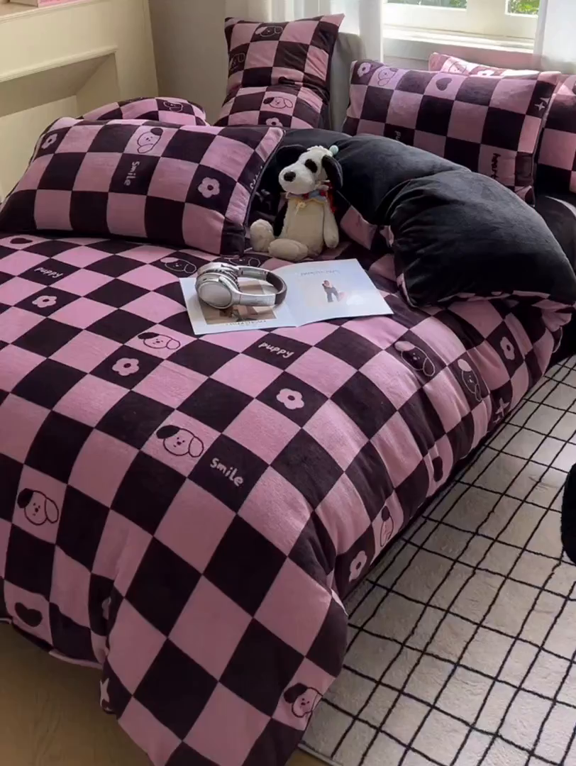 91家纺网 家纺一手货源 找家纺 红嘴企鹅 2025新款精致印花牛奶绒四件套 棋盘格小狗