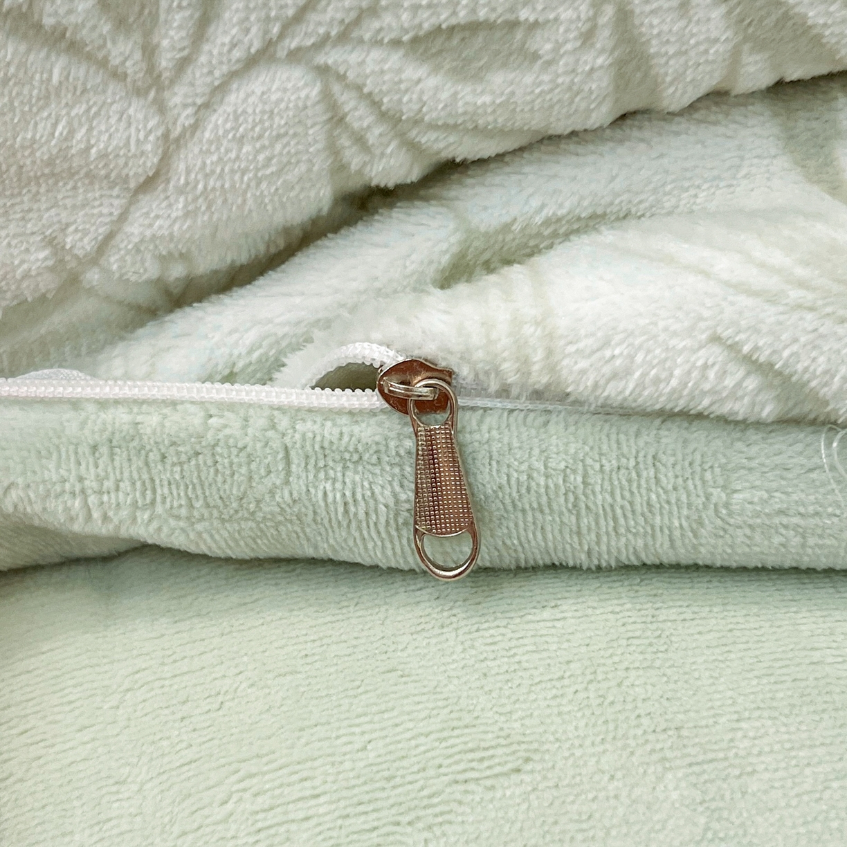 91家纺网 家纺一手货源 找家纺 慕尚家纺 2025新款双色立体雕花牛奶绒单被套 罗文绿