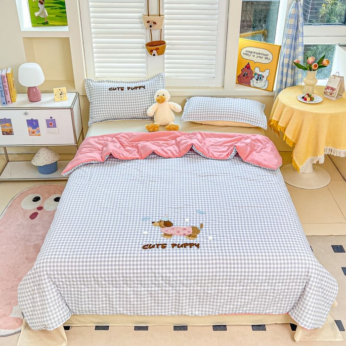 91家纺网 家纺一手货源 找家纺 梵克保罗 2025新款亲肤可爱毛巾绣夏被-场景一 腊肠狗