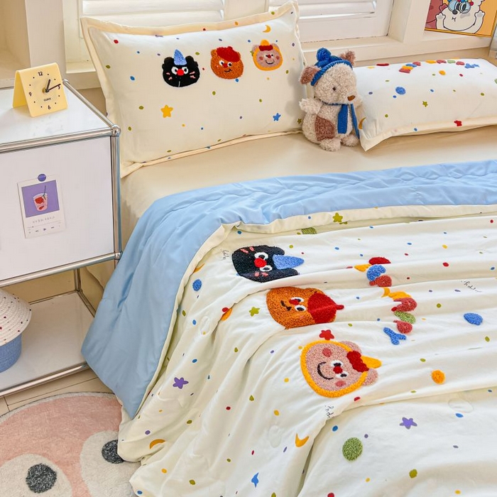 91家纺网 家纺一手货源 找家纺 梵克保罗 2025新款亲肤可爱毛巾绣夏被-场景一 复古小熊