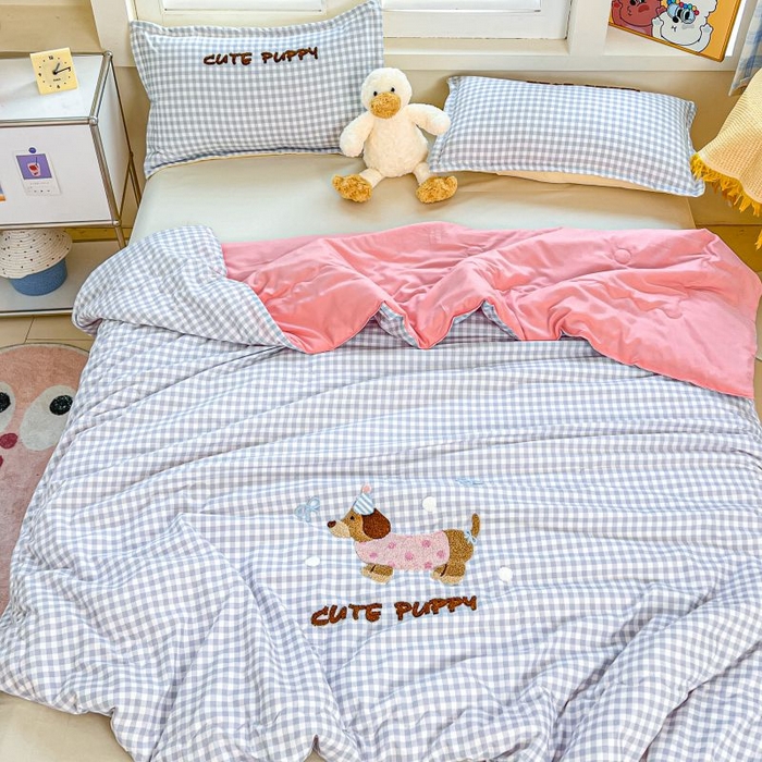 91家纺网 家纺一手货源 找家纺 梵克保罗 2025新款亲肤可爱毛巾绣夏被-场景一 腊肠狗