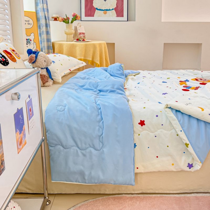 91家纺网 家纺一手货源 找家纺 梵克保罗 2025新款亲肤可爱毛巾绣夏被-场景一 复古小熊