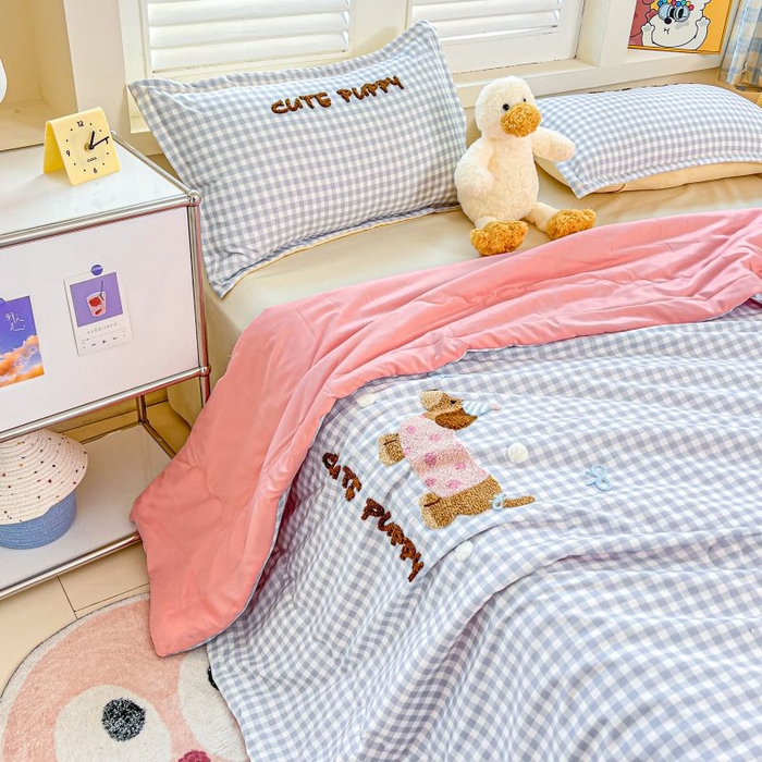 91家纺网 家纺一手货源 找家纺 梵克保罗 2025新款亲肤可爱毛巾绣夏被-场景一 腊肠狗