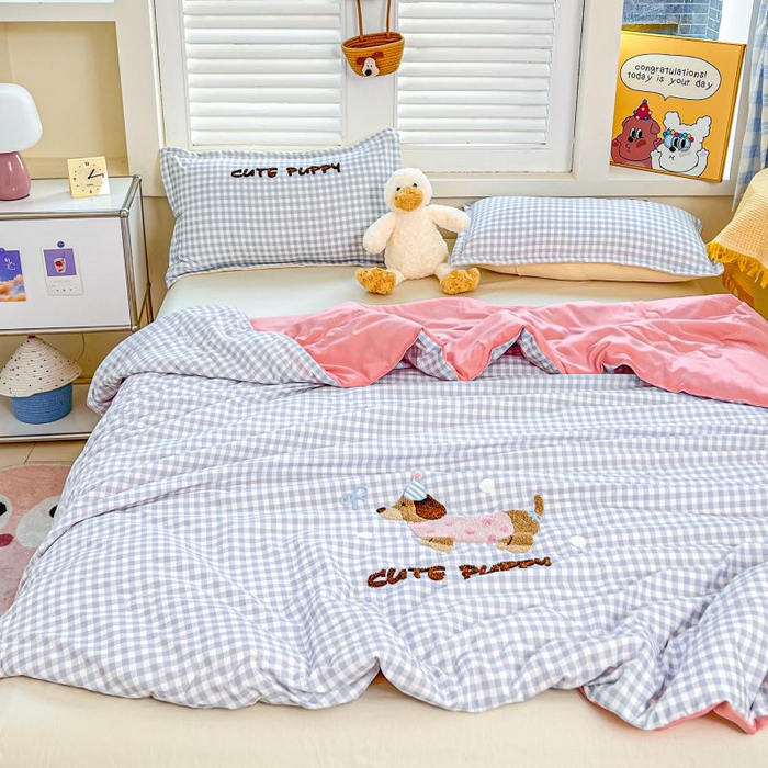 91家纺网 家纺一手货源 找家纺 梵克保罗 2025新款亲肤可爱毛巾绣夏被-场景一 腊肠狗