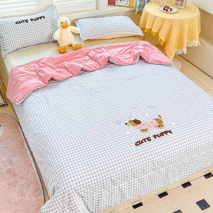 91家纺网 家纺一手货源 找家纺 梵克保罗 2025新款亲肤可爱毛巾绣夏被-场景一 腊肠狗