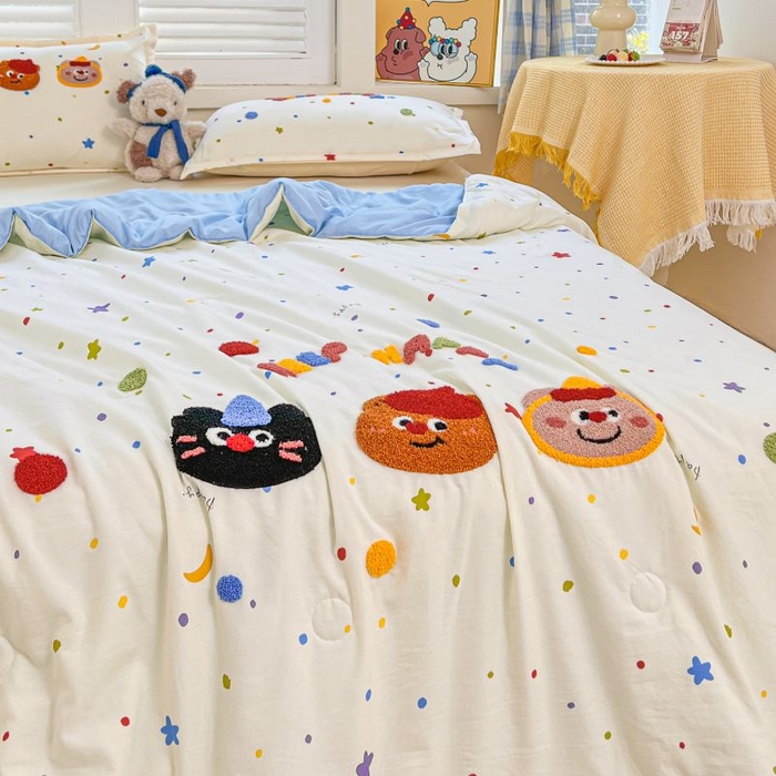 91家纺网 家纺一手货源 找家纺 梵克保罗 2025新款亲肤可爱毛巾绣夏被-场景一 复古小熊