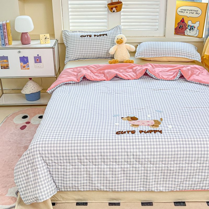 91家纺网 家纺一手货源 找家纺 梵克保罗 2025新款亲肤可爱毛巾绣夏被-场景一 腊肠狗