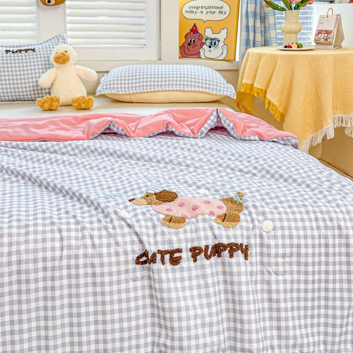 91家纺网 家纺一手货源 找家纺 梵克保罗 2025新款亲肤可爱毛巾绣夏被-场景一 腊肠狗