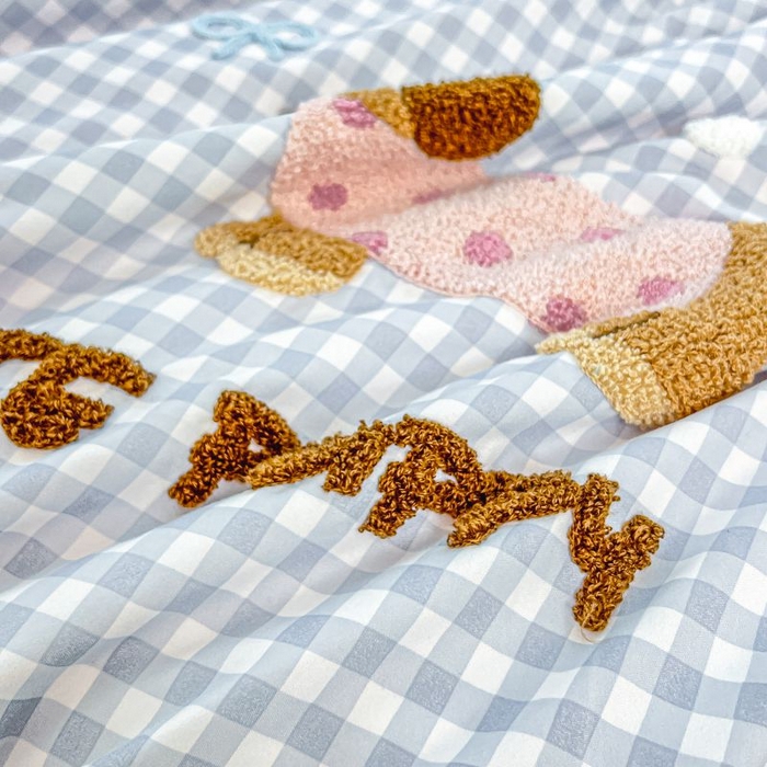 91家纺网 家纺一手货源 找家纺 梵克保罗 2025新款亲肤可爱毛巾绣夏被-场景一 腊肠狗