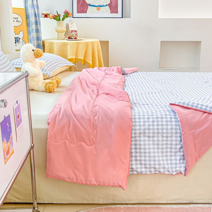 91家纺网 家纺一手货源 找家纺 梵克保罗 2025新款亲肤可爱毛巾绣夏被-场景一 腊肠狗