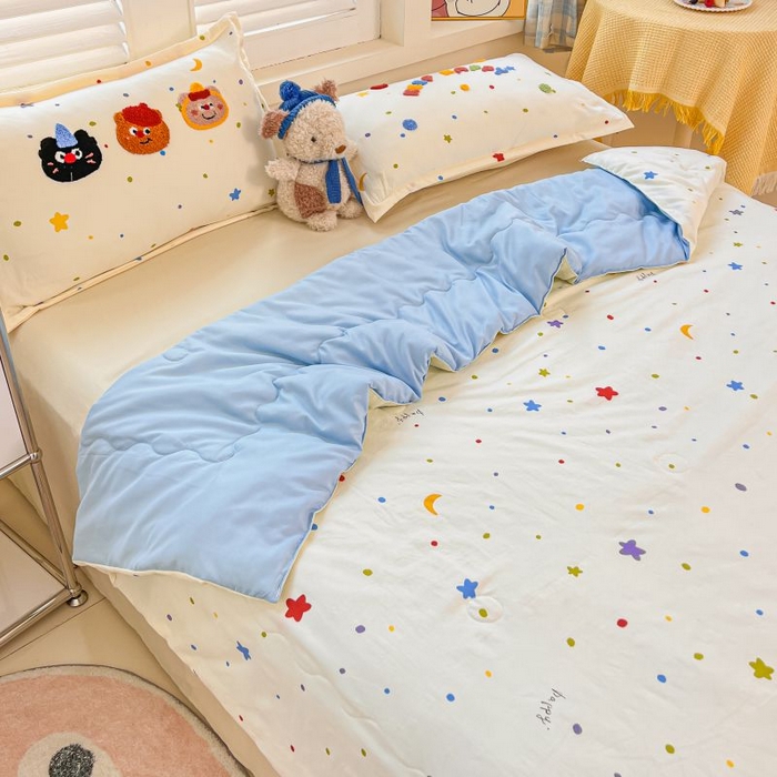 91家纺网 家纺一手货源 找家纺 梵克保罗 2025新款亲肤可爱毛巾绣夏被-场景一 复古小熊