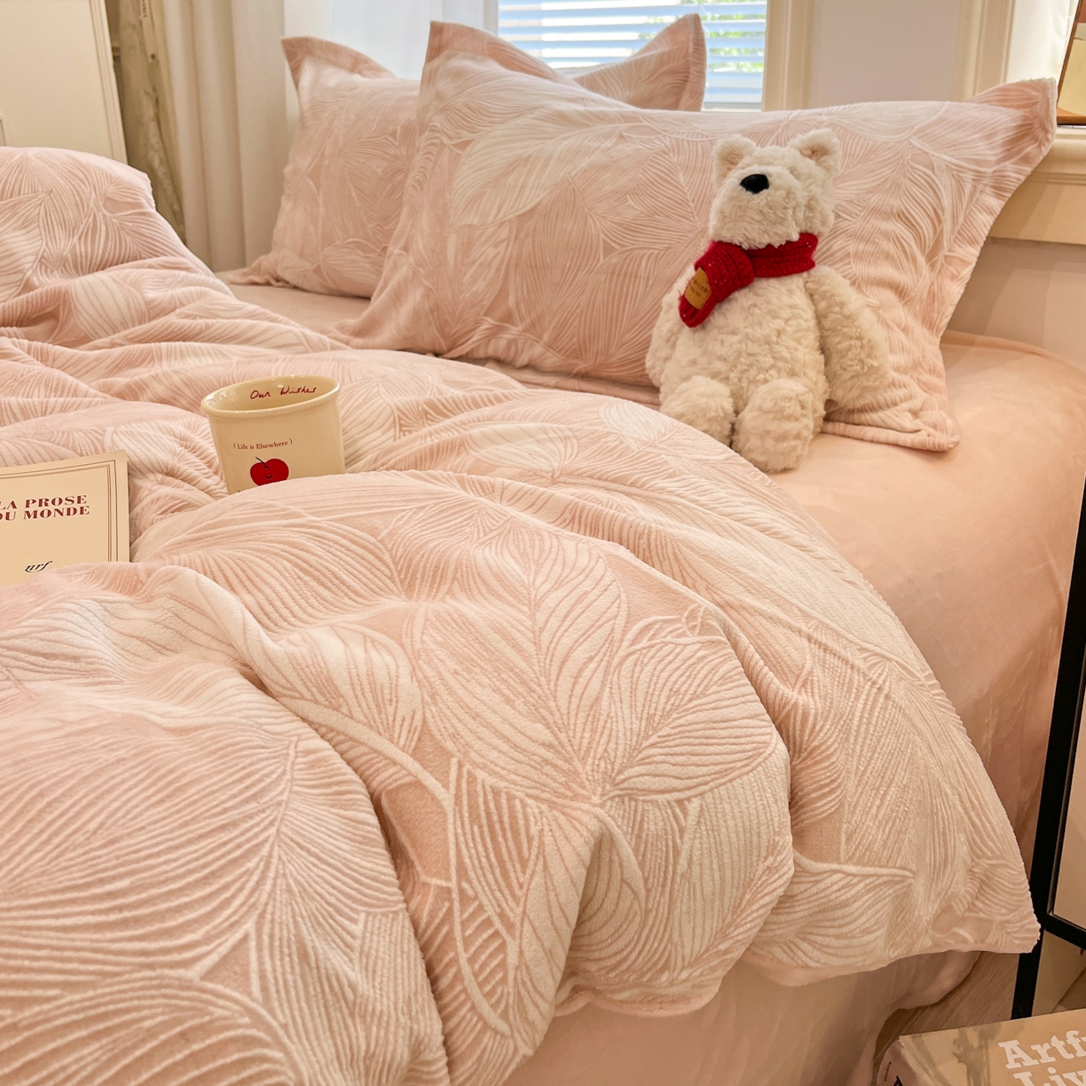 91家纺网 家纺一手货源 找家纺 慕尚家纺 2025新款双色立体雕花牛奶绒单被套 羽翼粉