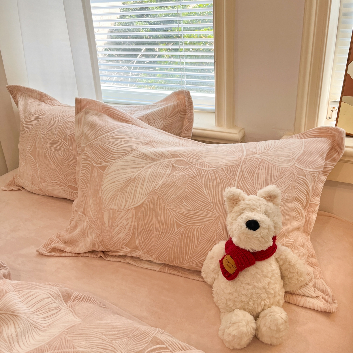 91家纺网 家纺一手货源 找家纺 慕尚家纺 2025新款双色立体雕花牛奶绒单被套 羽翼粉