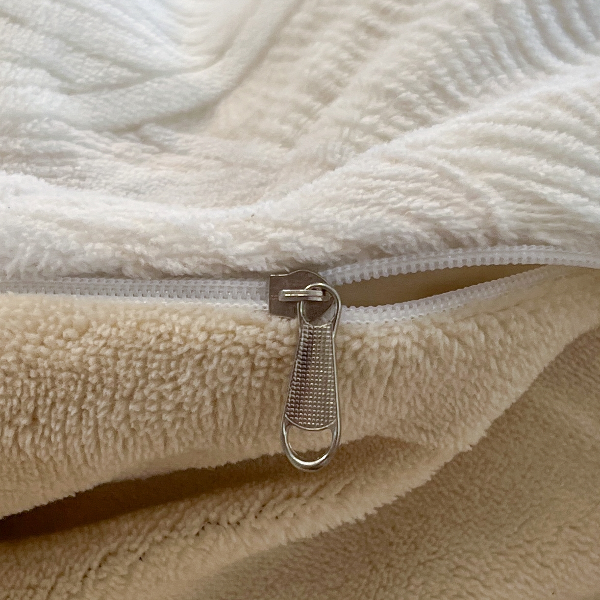 91家纺网 家纺一手货源 找家纺 慕尚家纺 2025新款双色立体雕花牛奶绒单被套 羽翼卡其