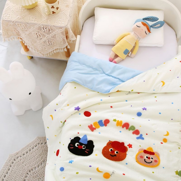 91家纺网 家纺一手货源 找家纺 梵克保罗 2025新款亲肤可爱毛巾绣夏被-场景二 复古小熊